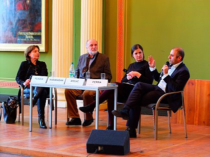 Podiumsdiskussion zum Thema „Südosteuropa zwischen
Erwachen und Ernüchterung. Perspektiven von Autoren aus
der Region“; Von links nach rechts: Frau Fedia Filkova
(Sofia), Herr Dževad Karahasan (Graz/Sarajevo), Frau Hana
Stojić (traduki, Ber-lin) und Herr Ilir Ferra (Wien)