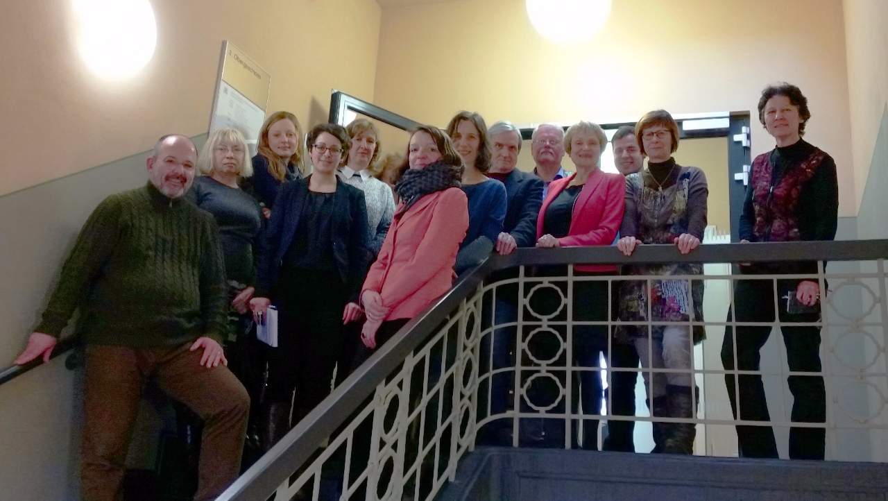 Das Foto zeigt die MitarbeiterInnen des Seminars für Slavistik an der philosophischen Fakultät der Martin-Luther-Universität Halle-Wittenberg Das Foto zeigt die MitarbeiterInnen des Seminars für Slavistik an der philosophischen Fakultät der Martin-Luther-Universität Halle-Wittenberg