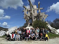 Studierende aus Halle, Novi Sad (Serbien) und Sarajevo (Bosnien und Herzegowina) vor dem im Jahr 1978 errichteten und im Jahr 2000 zerstörten Partisanendenkmal auf dem Berg Makljen in der Herzegowina, das der "Schlacht an der Neretva" bzw. der "Schlacht für die Verwundeten" (1943) gewidmet war.